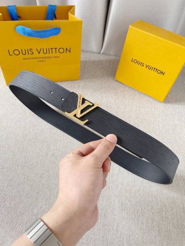 特 Lv：原单品质 原厂进口水波纹牛皮头层面、内衬小牛皮头层平纹底，搭配字母精品花纹钢扣。4.0Cm支持Nfc
