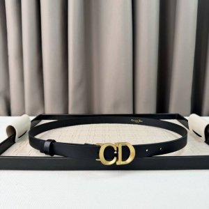 特 。Dior 24早春新款 C D搭扣黄铜腰带扣，小牛皮腰带 经典永存 2.0Cm
