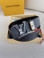 品名： Lv..路易..威登腰带皮带原单 型号：挂扣，经典纯钢材质磨胶面字母挂扣，头层牛皮，图片实物拍摄 材料：头层牛皮，挂扣系列，纯钢材质扣头，钯镀电镀工艺永