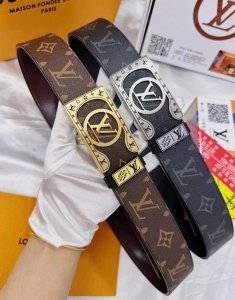 皮带：Lv..路易..威登顶级复刻. 腰带：原单品质百分百头层牛皮，保证真皮。雕花镂空工艺.真空电镀.永不掉色.24K纯钢扣头层老花，黑格，棕格，黑花，