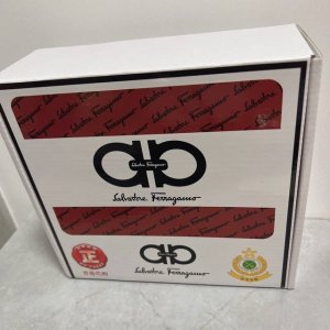 品名：菲拉格幕 原单皮带 材质：原单牛皮腰带 百分百头层牛皮腰带保证真皮，24K纯钢扣，专柜原单品质、做工精细，时尚大牌，送人自用首选 包装： 请认准如图专柜包