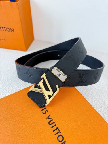 品名： Lv..路易..威登腰带皮带原单 型号：挂扣，经典纯钢材质挂扣，头层牛皮，图片实物拍摄 材料：头层牛皮，挂扣系列，纯钢材质扣头，钯镀电镀工艺永不掉色。原