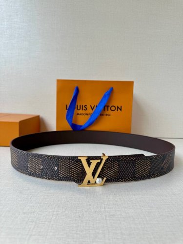 4.0宽 Lv Dimension 双面腰带以含蓄格调点亮日常风尚，彰显 Pharrell Williams 的设计巧思。Damier Heritage 饰带结