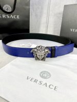 p220 宽度4.0Cm Versace（范思哲）采用进口两面荔枝纹牛皮，此款平面腰带配有醒目的美杜莎头像搭扣，可为任何造型增添几分立体雅致效果。