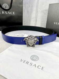 p220 宽度4.0Cm Versace（范思哲）采用进口两面荔枝纹牛皮，此款平面腰带配有醒目的美杜莎头像搭扣，可为任何造型增添几分立体雅致效果。