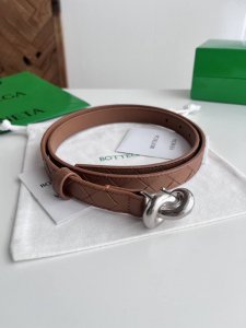 Bv 2025最新款女士编织腰带 纯手工Intreccio大格子编织 双面意大利小牛皮搭配绳结设计微复古银色搭扣 可活动皮环 皮带宽度2Cm 颜色: 土黄色