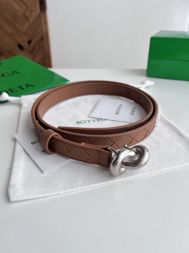 Bv 2025最新款女士编织腰带 纯手工Intreccio大格子编织 双面意大利小牛皮搭配绳结设计微复古银色搭扣 可活动皮环 皮带宽度2Cm 颜色: 土黄色