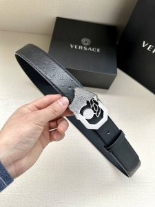 特 宽度4.0Cm Versace 范思哲 标志：腰带扣上的镂空美杜莎，赋予该款Palazzo腰带很高的辨识度。腰带采用饰有Mock Croc印花的柔软牛皮革制