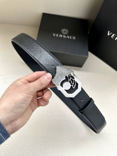 特 宽度4.0Cm Versace 范思哲 标志：腰带扣上的镂空美杜莎，赋予该款Palazzo腰带很高的辨识度。腰带采用饰有Mock Croc印花的柔软牛皮革制