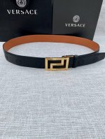 宽度3.5Cm Versace此款平纹小牛皮腰带饰有一枚几何形状的希腊回纹搭扣，可搭配正装或休闲装。