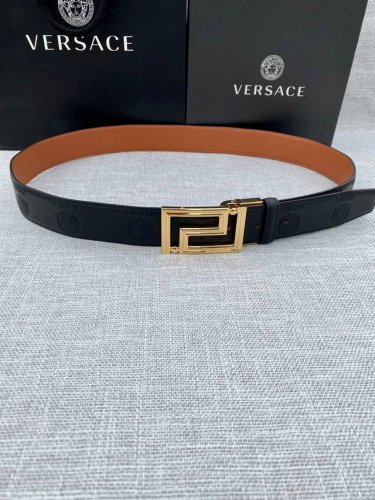 宽度3.5Cm Versace此款平纹小牛皮腰带饰有一枚几何形状的希腊回纹搭扣，可搭配正装或休闲装。