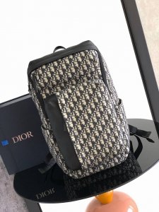 正品开模 市场最高版本 这款 Rider Soft 拉链双肩是二零二五秋季系列新品，兼具时尚设计与实用功能。采用杏色 Oblique 印花面料等材质精心制作，饰