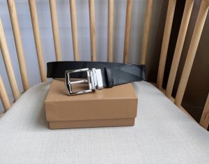 burberry 巴宝莉 原单面料，宽3.4Cm 内衬头层小牛皮底.搭配原单旋转扣头，原单皮料定制，高端奢华，时尚百搭