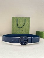Gucci 宽度3.8Cm 这款宽版腰带饰有双g细节，交织字母图案配件令其更添魅力。这款配饰现已成为gucci的高辨识度单品，一面采用gg Supreme帆布，