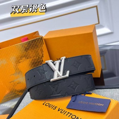 Lv Dimension 双面腰带将创意传承与华美街头风范共冶一炉，彰显创意总监 Pharrell Williams 的时尚远见。Monogram 帆布铺陈外层