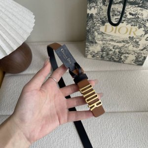 Dior这款腰带采用双面设计，搭配可拆卸腰带扣。采用光滑牛皮材质精心制作，双面可用，搭配富有光泽的金属Dior腰带扣。突显腰部曲线，彰显优雅气质，可与牛仔裤、半