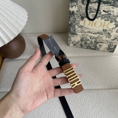 Dior这款腰带采用双面设计，搭配可拆卸腰带扣。采用光滑牛皮材质精心制作，双面可用，搭配富有光泽的金属Dior腰带扣。突显腰部曲线，彰显优雅气质，可与牛仔裤、半