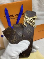 4.0当季新款，一面进口小牛皮的压英文字，一面进口帆布印花，可双面用，搭配精品扣头，实物实拍， DDD