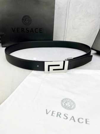 宽度3.5Cm Versace 范思哲 此款柔软的 手掌纹皮底 皮带饰有一个几何形状的希腊回纹别扣，既时尚又优雅。 - 点击图像关闭