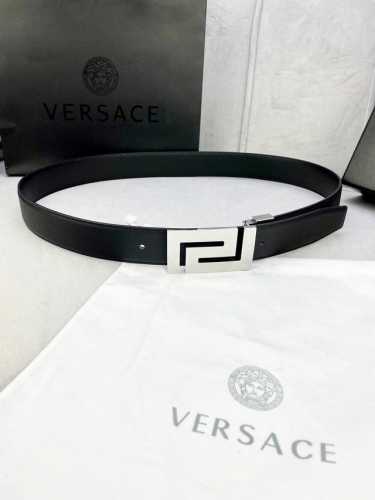 宽度3.5Cm Versace 范思哲 此款柔软的 手掌纹皮底 皮带饰有一个几何形状的希腊回纹别扣，既时尚又优雅。
