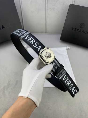 特 宽度4.0Cm 范思哲 此款两面头层皮底 腰带饰有标志性的Versace美杜莎头像三件套组合扣，彰显品牌格调。是一款精美的衣橱必备单品。