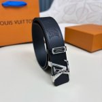 精品4.0纯钢雕花扣 批￥ 配全套包装 品牌：L V海外原单 扣头材质：精品实心钢扣 带身材质正面：40Mm宽度采用双面进口原版皮腰带，真空电镀五金扣头实物拍摄