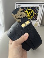 品名：Lv..路易..威登原单 材质：原单牛皮腰带 百分百头层牛皮腰带保证真皮钢扣，专柜原单品质、做工精细，时尚大牌，送人自用首选 包装： 请认准如图专柜包装赠