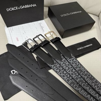 Dg，宽4.0Cm Dolce&Gabbana 全新小牛皮腰带，满载干练态度。滚轴针扣搭扣尽显巧思