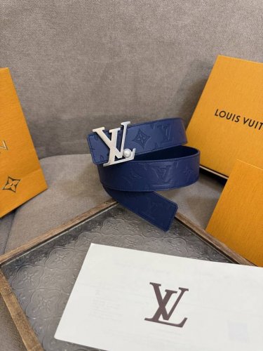 Lv Dimension 4.0双面腰带将经典格调引入新颖尺幅设计。皮革压印 Lv 字母和 Monogram 花卉，与纤秀 Lv 字母搭扣相映成趣，令品牌标识低