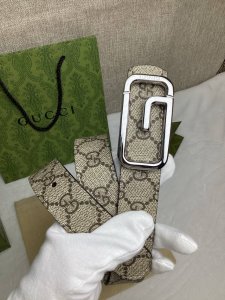 3.0宽，双面腰带 DDD 这款腰带亮眼吸睛，是2026早春系列之一。腰带扣设有一个销钉，可轻松翻转互扣式方扣造型配件。钯银色调饰面呈现泛光效果，为整个设计添注