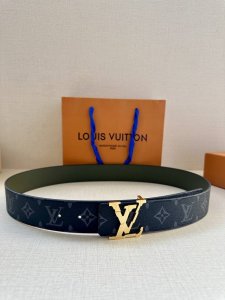 特 本款 4.0宽 Lv Initiales 双面腰带拼合经典 Monogram 帆布和素色皮革，搭配中央 Lv 字母搭扣，为路易威登爱好者提供多样造型选择。一