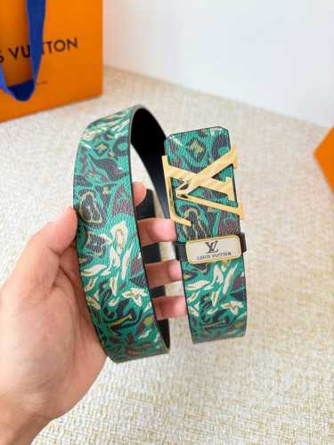 品名： Lv..路易..威登腰带皮带原单 型号：挂扣，经典纯钢材质挂扣，头层牛皮，图片实物拍摄 材料：头层牛皮，挂扣系列，纯钢材质扣头，镀钯电镀工艺永不掉色。原