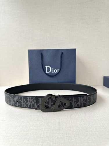 特 宽度3.5Cm Dior 这款砂黑 金 白 枪多色饰面 不锈钢腰带扣是春季男装系列新品，展示 Cd30 标志，灵感源自 B30 运动鞋。可与各式 35 毫米