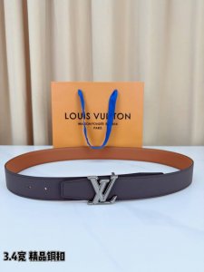 Lv荔枝纹铜扣 3.4宽 承匠心。精铜历经锤炼，方显沉稳光泽；压纹镌刻时光，见证经典永恒。系于腰间，不仅是配饰，更是态度。细节之处，方见真章。 DDD