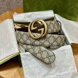 特 男士腰带配饰不断为经典注入新意，焕新演绎品牌典藏元素 再这款腰带上，经典Gg字母交织图案焕新呈现为品牌圆形互扣式双G配件，赋予整个造型以别致魅力 这款腰带以