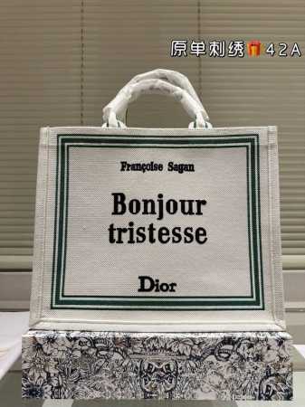 原单刺绣 Dior 提花 托特包 原单品质 Dior Book Tote今年最喜欢的一款购物袋 Tote我用的次数最多的包，因为容量超级大，不管什么东西都向里面 - 点击图像关闭