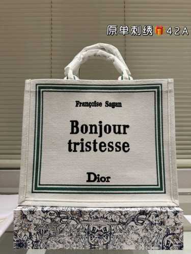 原单刺绣 Dior 提花 托特包 原单品质 Dior Book Tote今年最喜欢的一款购物袋 Tote我用的次数最多的包，因为容量超级大，不管什么东西都向里面