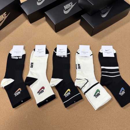 特 Nike 耐克 Just Doit. Logo超级Nice火爆全网，绝对是你这个春夏的搭配神器Ins今年超火爆超级爆款网红袜子彩绣经典Logo，火爆至极精梳 - 点击图像关闭