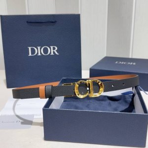 Christian Dior 迪奥 30 Montaigne 双面腰带 采用手掌纹搭配平纹双面头层牛皮精品纯铜扣头打造 柔软细腻，裙装大衣必备、双面可用,百搭大
