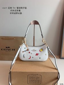 配礼盒. 蔻驰Coach. 星球Teri 腋下包 月牙包实名表白啦！ 上身太绝了！大腋下包 上身又A又酷！ 尺寸：24*6*12Cm