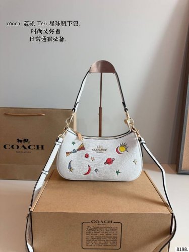 配礼盒. 蔻驰Coach. 星球Teri 腋下包 月牙包实名表白啦！ 上身太绝了！大腋下包 上身又A又酷！ 尺寸：24*6*12Cm