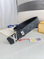 品名： Lv..路易..威登腰带皮带原单 型号：挂扣，经典纯钢材质镶钻字母挂扣，头层牛皮，图片实物拍摄 材料：头层牛皮，挂扣系列，纯钢材质扣头，钯镀电镀工艺永不