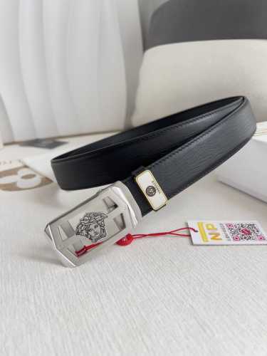 品名：范思哲.Versace.皮带腰带自动皮带 型号：自动带，纯钢材质经典人头自动扣，图片实物拍摄 腰带：百分百头层牛皮，自动带身，保证真皮。2