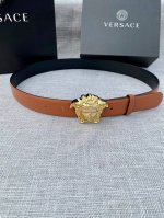 宽度：3.0Cm 范思哲 此平纹腰带饰有标志性的Versace美杜莎头像扣，彰显品牌格调。是一款精美的衣橱必备单品。秀场同款！