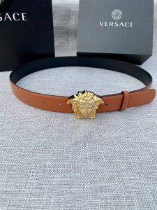 宽度：3.0Cm 范思哲 此平纹腰带饰有标志性的Versace美杜莎头像扣，彰显品牌格调。是一款精美的衣橱必备单品。秀场同款！