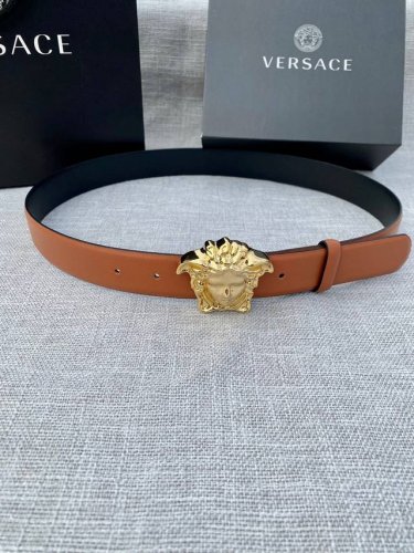 宽度：3.0Cm 范思哲 此平纹腰带饰有标志性的Versace美杜莎头像扣，彰显品牌格调。是一款精美的衣橱必备单品。秀场同款！