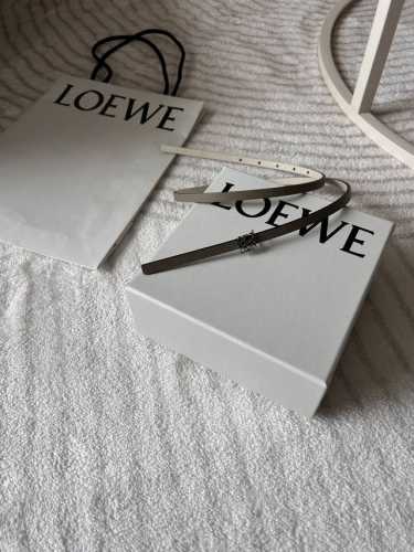 Loewe 罗意威 专柜新款 女士极细腰带 宽0.8Cm 这款选用柔软光滑牛皮制成，灰色配米色 双色设计双面使用，Anagram精品搭扣五金。