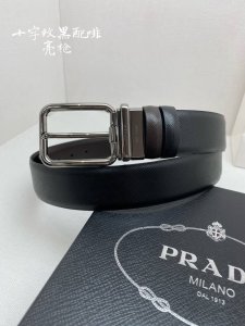 Prada 普拉达 专柜同款 男士休闲双面用腰带 宽3.5Cm 采用光滑双面头层小牛皮 采用简约外形设计，其上以Prada徽标装饰，勾勒精致细节，是Prada男