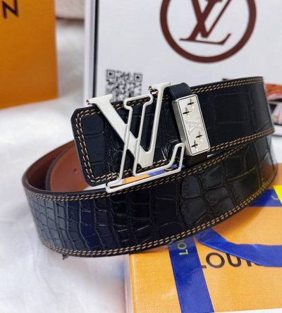 皮带：Lv..路易..顶级原单复刻. 腰带：百分百头层牛皮，保证真皮。立体镂空24K纯钢扣.永不掉色进口原厂鳄鱼皮纹路.纯手工双线缝制工艺双面两用专柜同等质量，