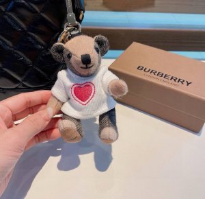 Burberry代工厂P小熊挂件，巴宝莉毛衣泰迪熊钥匙扣挂件 温柔到心里 准备已久、精致自留 ！ 内部填充物与专柜一致，手感真的很赞 五金扣全部采用电镀工艺，小